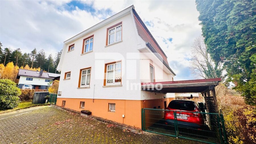 Modernisiertes Einfamilienhaus auf Traumgrundstück mit Wärmepumpe BJ 2025 + PV Anlage / Speicher - Frontansicht / Carport